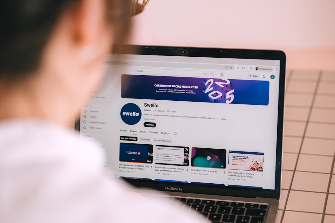 Profil Youtube avec humain sur ordinateur.